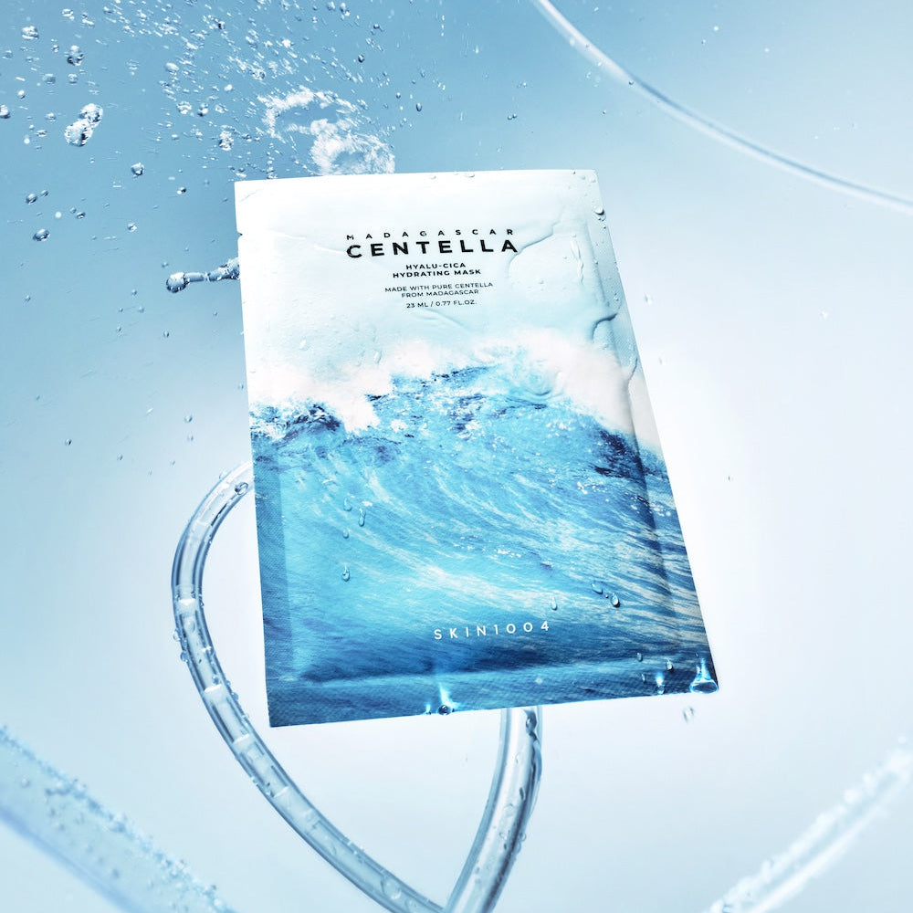 SKIN1004 Madagascar Centella Hyalu-Cica Acid Hydrating Mask 23ml [5 sheets], masque SKIN1004 avec eau et flacon, visuel bleu
