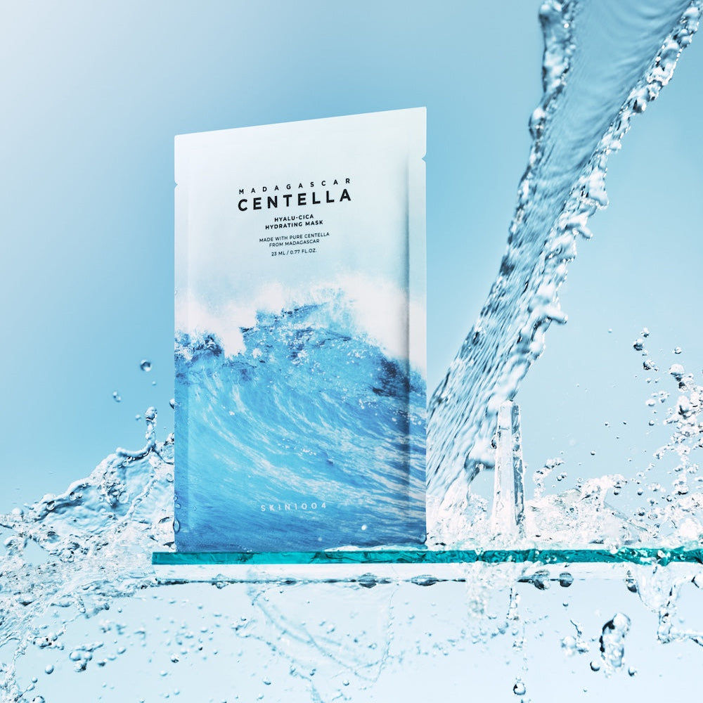 SKIN1004 Madagascar Centella Hyalu-Cica Acid Hydrating Mask 23ml [5 sheets] de SKIN1004, sachet sur fond bleu avec eau