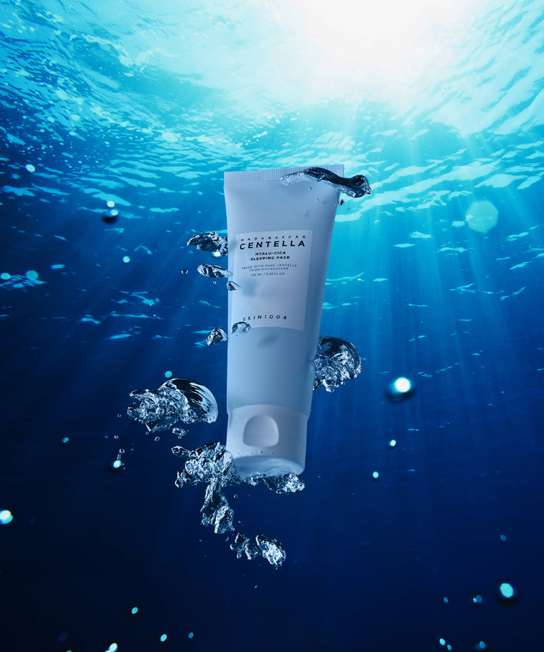 SKIN1004 Madagascar Centella Hyalu-Cica Acid Sleeping Pack 100ml, crème de nuit dans un décor aquatique bleu, marque SKIN1004