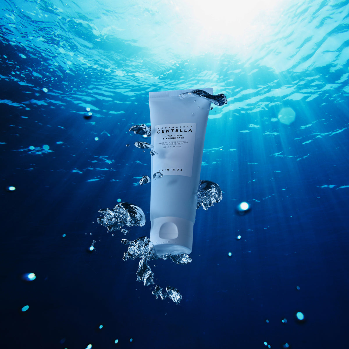 SKIN1004 Madagascar Centella Hyalu-Cica Acid Sleeping Pack 100ml, crème de nuit dans un décor aquatique bleu, marque SKIN1004