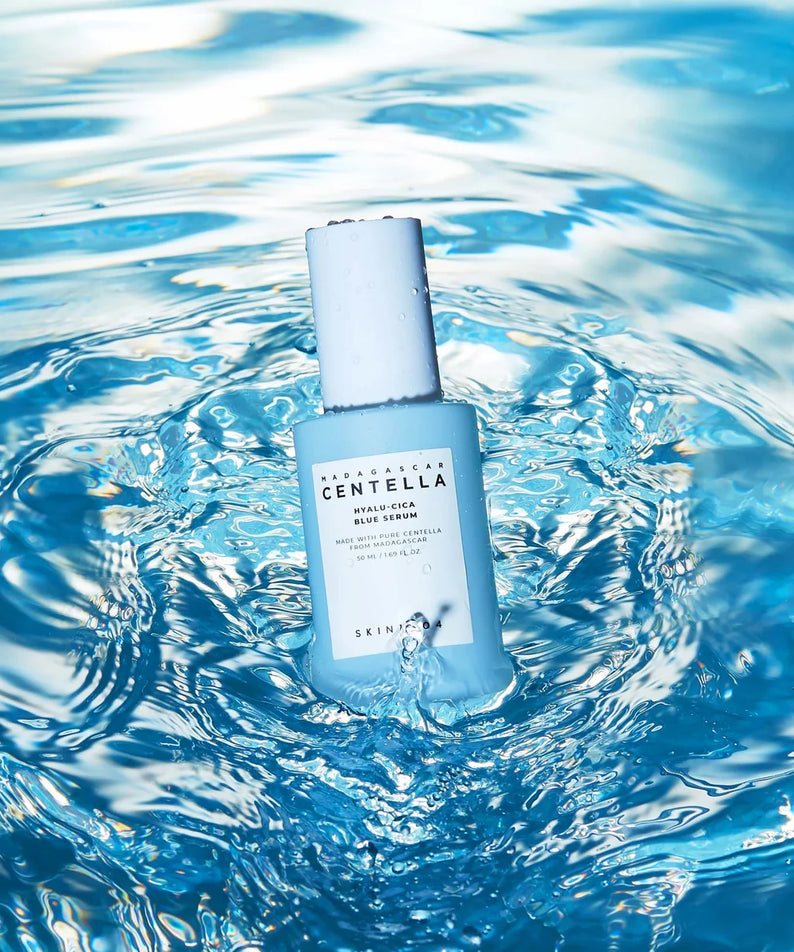 SKIN1004 Madagascar Centella Hyalu-Cica Blue Serum 50ml, bouteille bleue sur fond d’eau en contexte skincare, marque SKIN1004