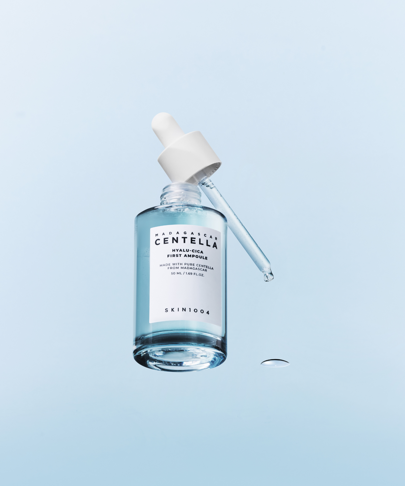 SKIN1004 Madagascar Centella Hyalu-Cica First Ampoule 100ml de la marque SKIN1004, flacon bleu sur fond clair
