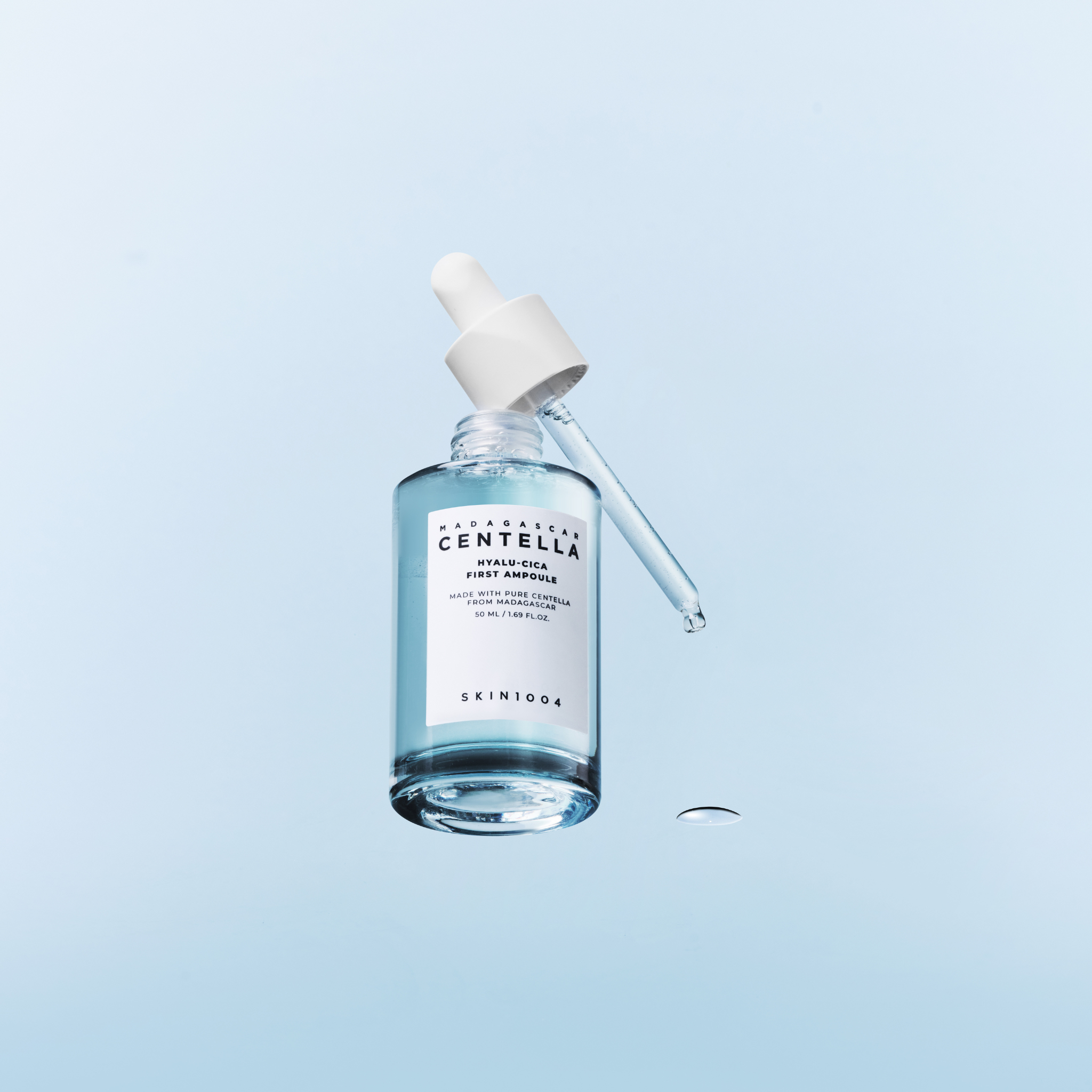 SKIN1004 Madagascar Centella Hyalu-Cica First Ampoule 100ml de la marque SKIN1004, flacon bleu sur fond clair