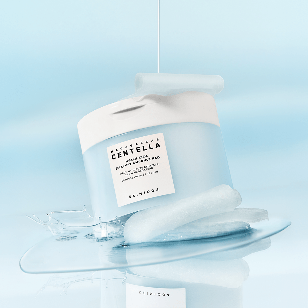 SKIN1004 Madagascar Centella-Hyalu-Cica Jelly Fit Ampoule Pads (60 sheets) de SKIN1004, pack sur fond bleu avec glaçons