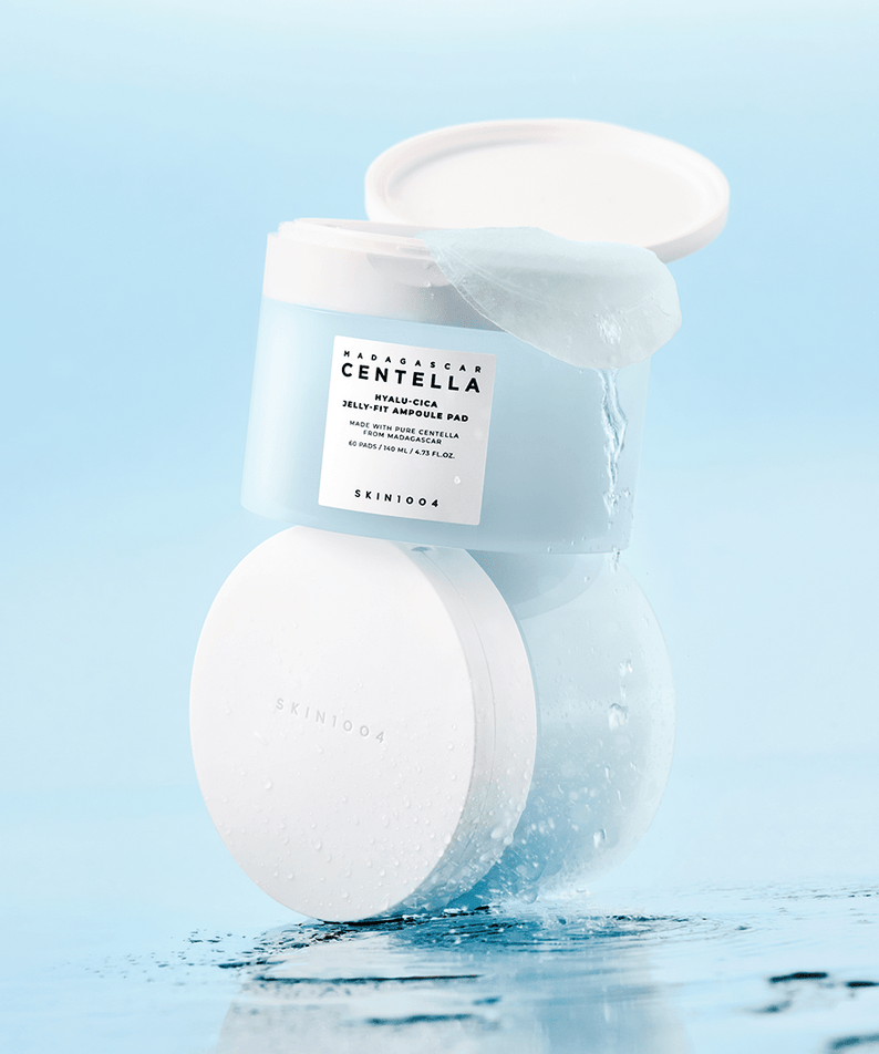 SKIN1004 Madagascar Centella-Hyalu-Cica Jelly Fit Ampoule Pads (60 sheets), marque SKIN1004, coussinets jelly sur fond bleu