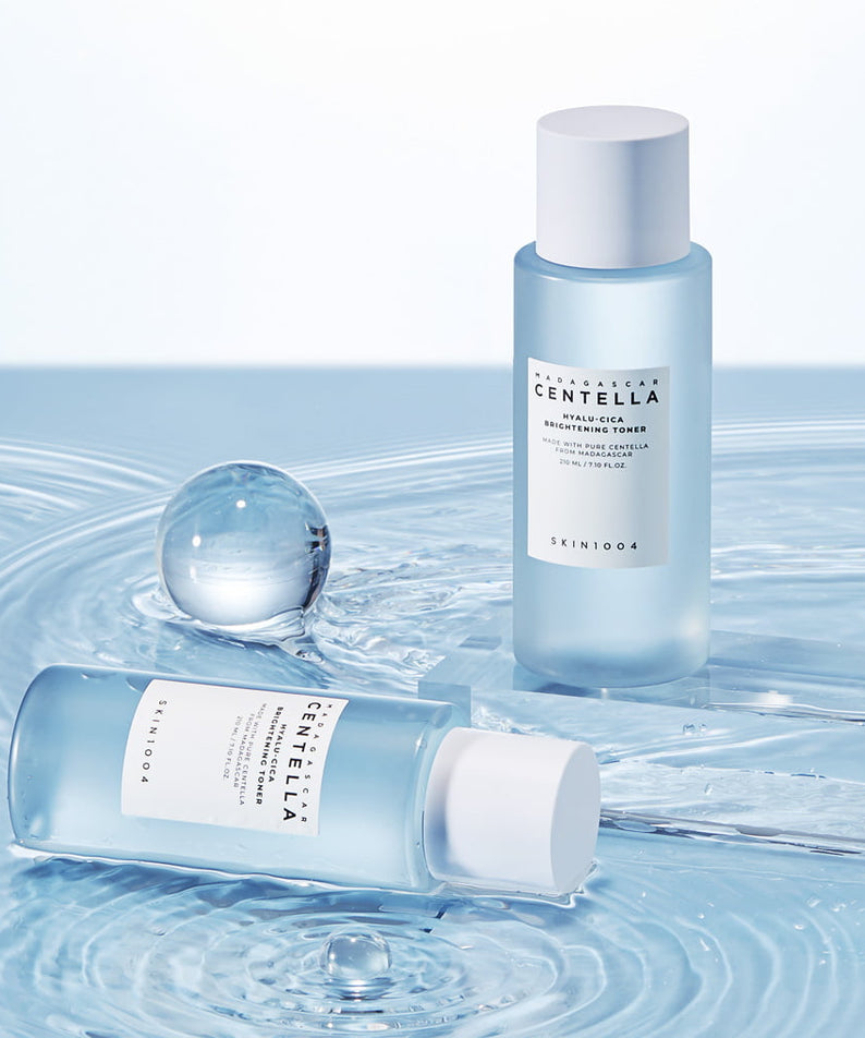 SKIN1004 Madagascar Centella Hyalu-Cica Radiance Toner 210ml, SKIN1004, flacon sur fond d’eau bleue.