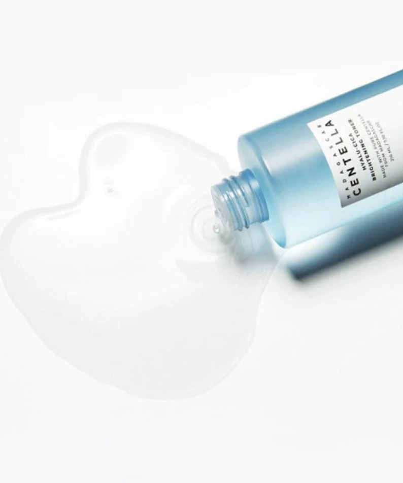 SKIN1004 Madagascar Centella Hyalu-Cica Radiance Toner 210ml, flacon bleu et sérum sur peau, contexte skincare, marque SKIN1004