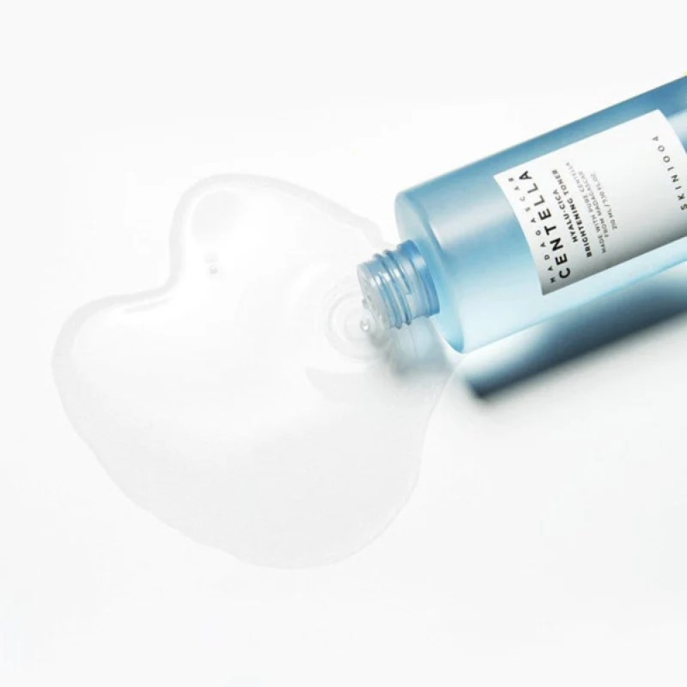 SKIN1004 Madagascar Centella Hyalu-Cica Radiance Toner 210ml, flacon bleu et sérum sur peau, contexte skincare, marque SKIN1004