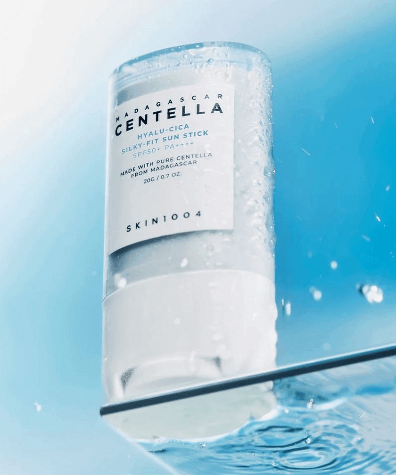 SKIN1004 Madagascar Centella Hyalu-Cica Silky Fit Sun Stick 20g de la marque SKIN1004, stick solaire sur fond bleu.