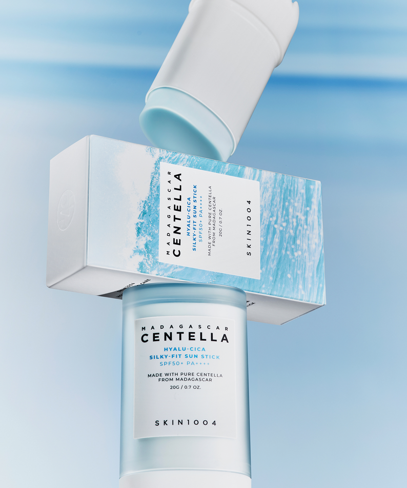 SKIN1004 Madagascar Centella Hyalu-Cica Silky Fit Sun Stick 20g, marque SKIN1004, visuel sur fond bleu océan.