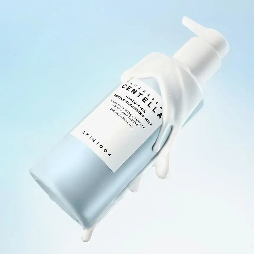 Décris l'image en français en mentionnant le produit, la marque et le contexte visuel : SKIN1004 Madagascar Centella Hyalur-Cica Gentle Cleansing Milk 200ml