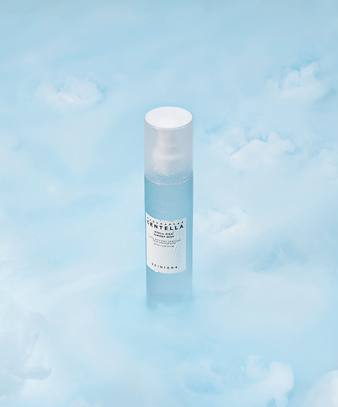 SKIN1004 Madagascar Centella Hyaluronic Acid Cloudy Mist 120ml de la marque SKIN1004, sur fond ciel bleu avec nuages