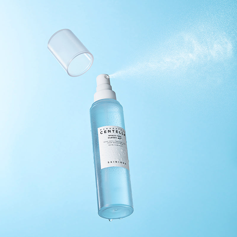 SKIN1004 Madagascar Centella Hyaluronic Acid Cloudy Mist 120ml de la marque SKIN1004, brume visage sur fond bleu.