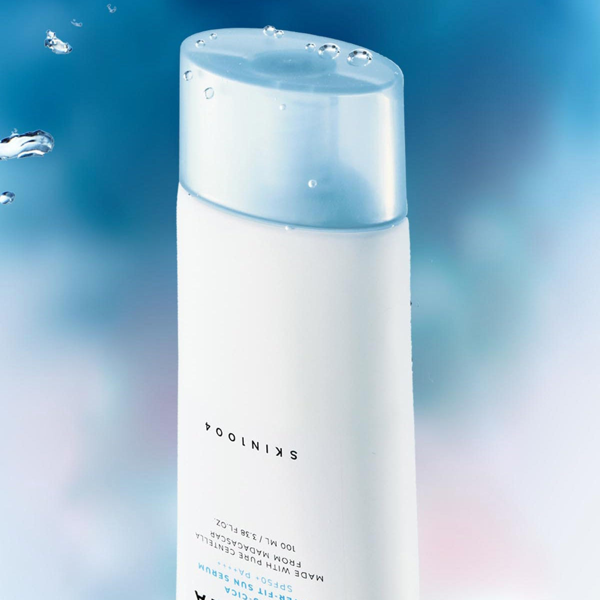 SKIN1004 Madagascar Centella Hyaluronic Acid Water-Fit Sun Serum 100ml, flacon blanc bleu, gouttes d’eau, visuel skincare