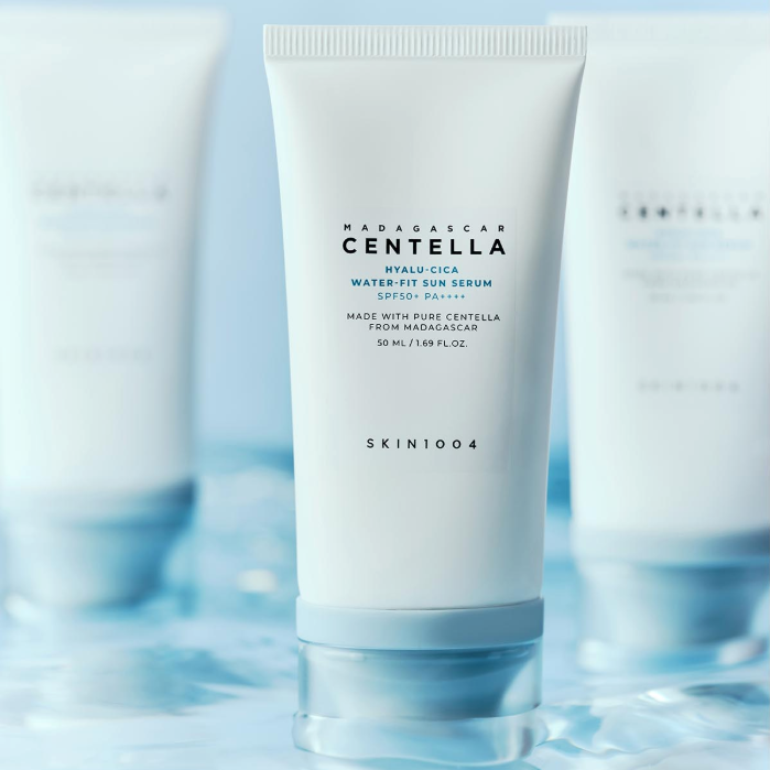 SKIN1004 Madagascar Centella Hyaluronic Acid Water-Fit Sun Serum 50ml, flacon crème sur décor bleu, marque SKIN1004
