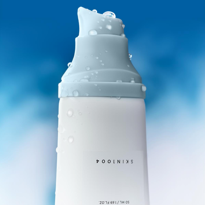 SKIN1004 Madagascar Centella Hyaluronic Acid Water-Fit Sun Serum 50ml de SKIN1004, bouteille blanche sur fond bleu, gouttes d'eau.