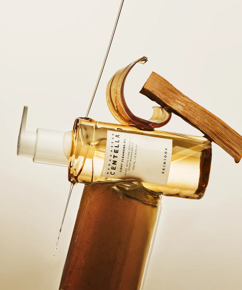 SKIN1004 Madagascar Centella Light Cleansing Oil 200ml, huile nettoyante de la marque SKIN1004 versée sur fond clair