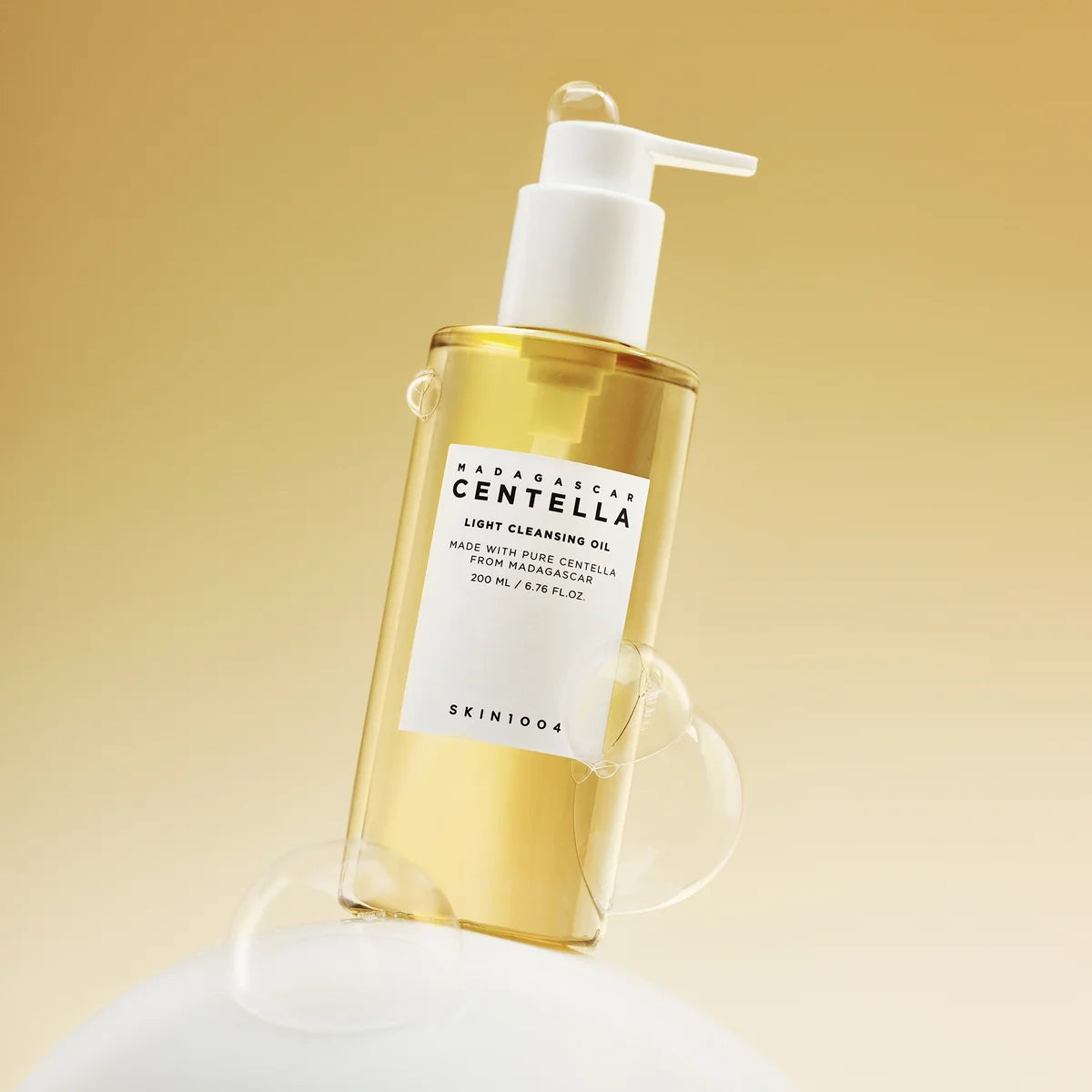 SKIN1004 Madagascar Centella Light Cleansing Oil 200ml, flacon pompe sur fond jaune, huile nettoyante marque SKIN1004