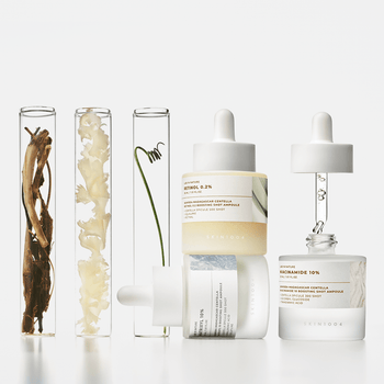 SKIN1004 Madagascar Centella Matrixyl 10 Boosting Shot Ampoule 30ml, flacons SKIN1004 sur fond blanc, contexte beauté