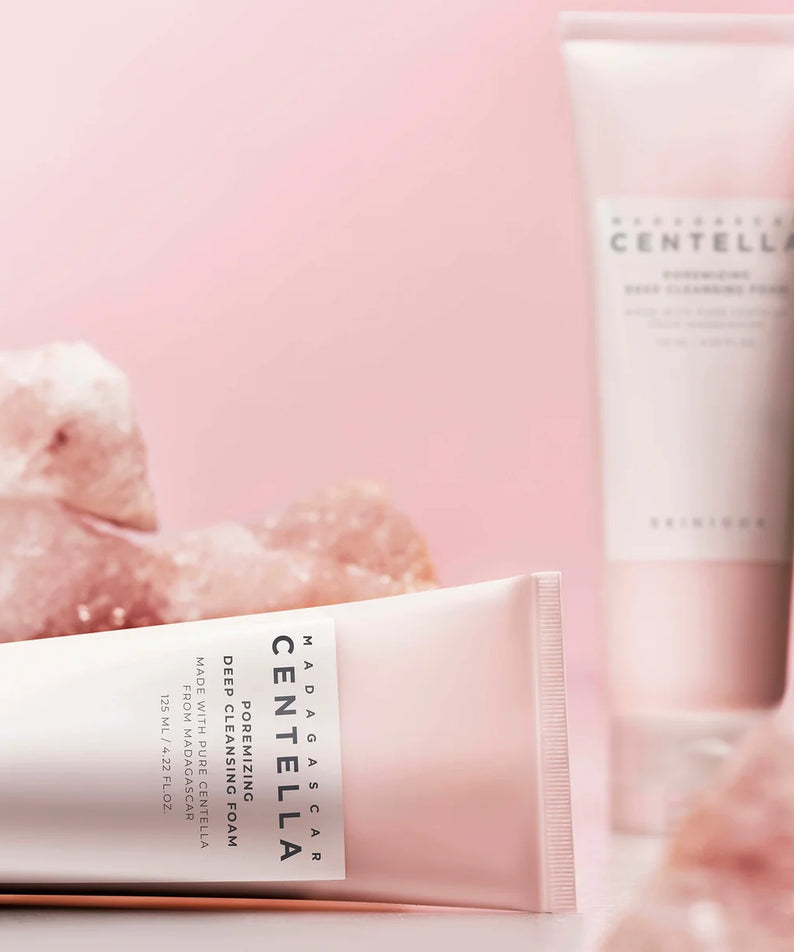 SKIN1004 Madagascar Centella Poremizing Deep Cleansing Foam 125ml, tube sur fond rose avec texture mousse, marque SKIN1004, contexte skincare.