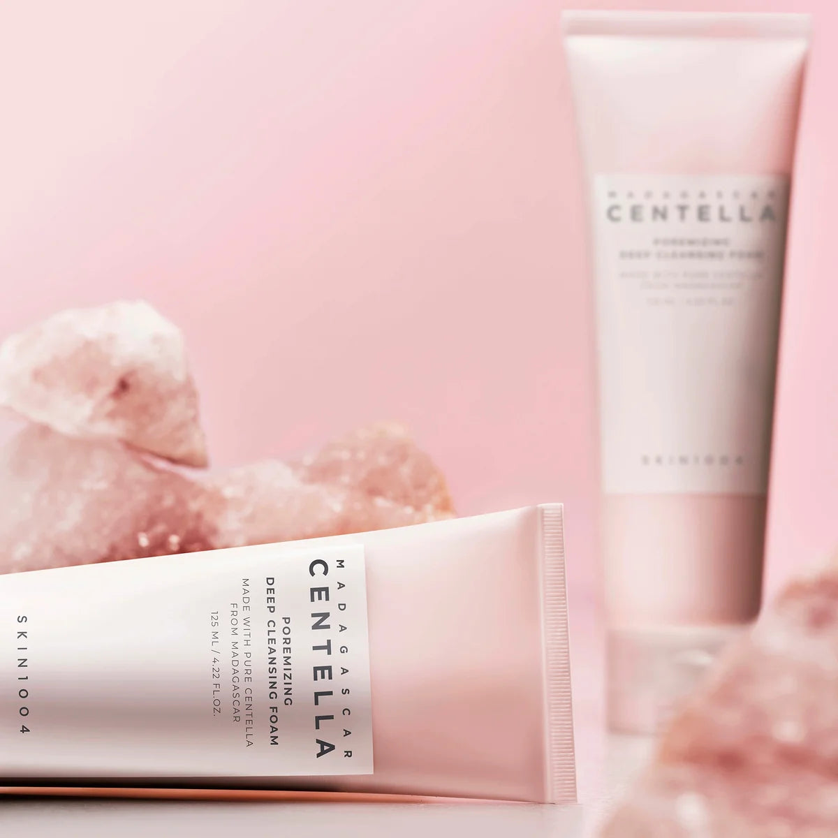 SKIN1004 Madagascar Centella Poremizing Deep Cleansing Foam 125ml, tube sur fond rose avec texture mousse, marque SKIN1004, contexte skincare.
