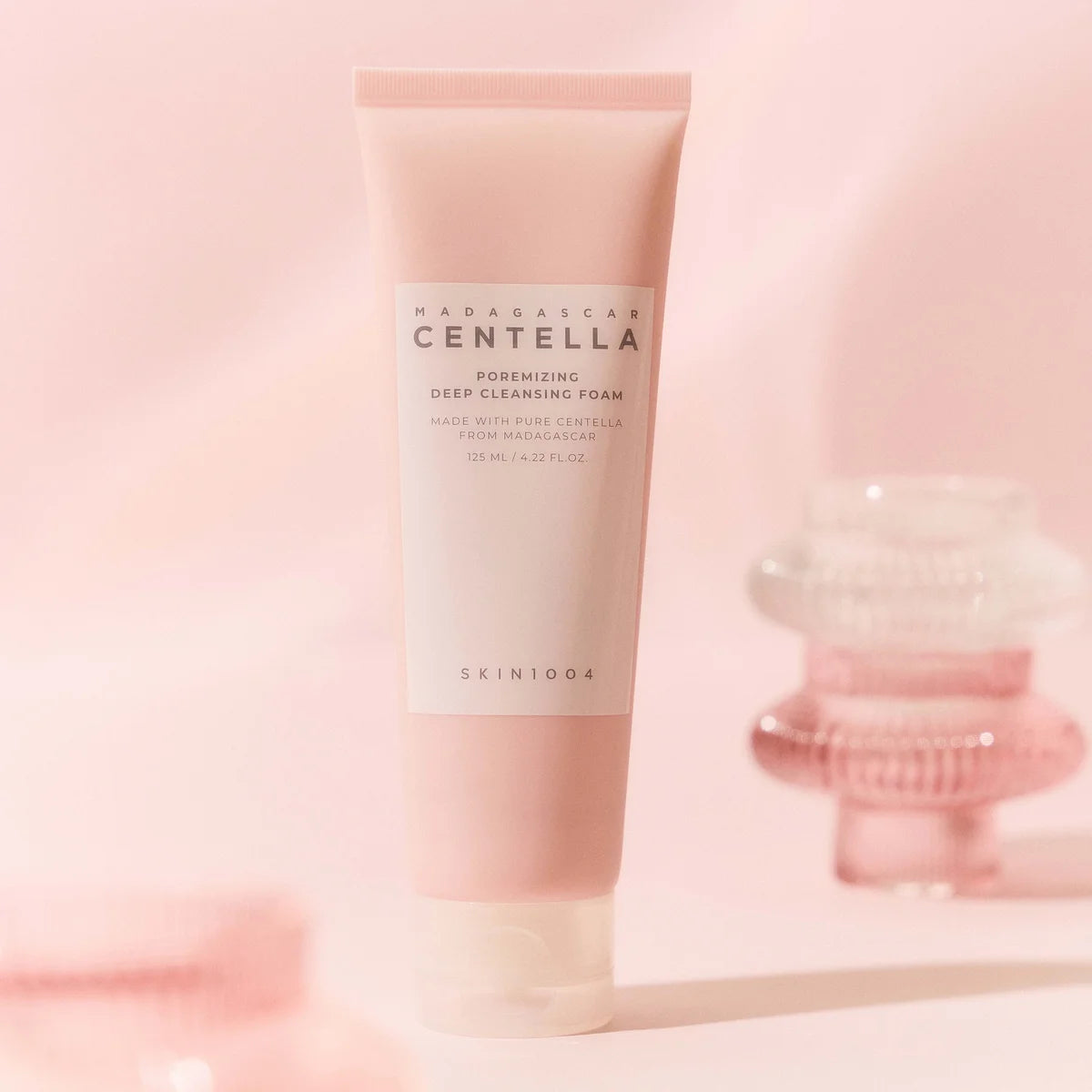 SKIN1004 Madagascar Centella Poremizing Deep Cleansing Foam 125ml : tube nettoyant crème marquage SKIN1004 sur fond rose.