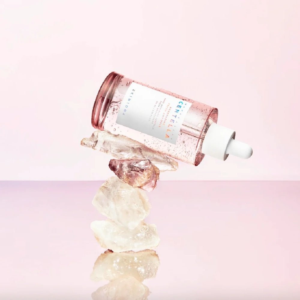 SKIN1004 Madagascar Centella Poremizing Fresh Ampoule 100ml de SKIN1004, flacon rose sur fond clair avec cristaux de centella