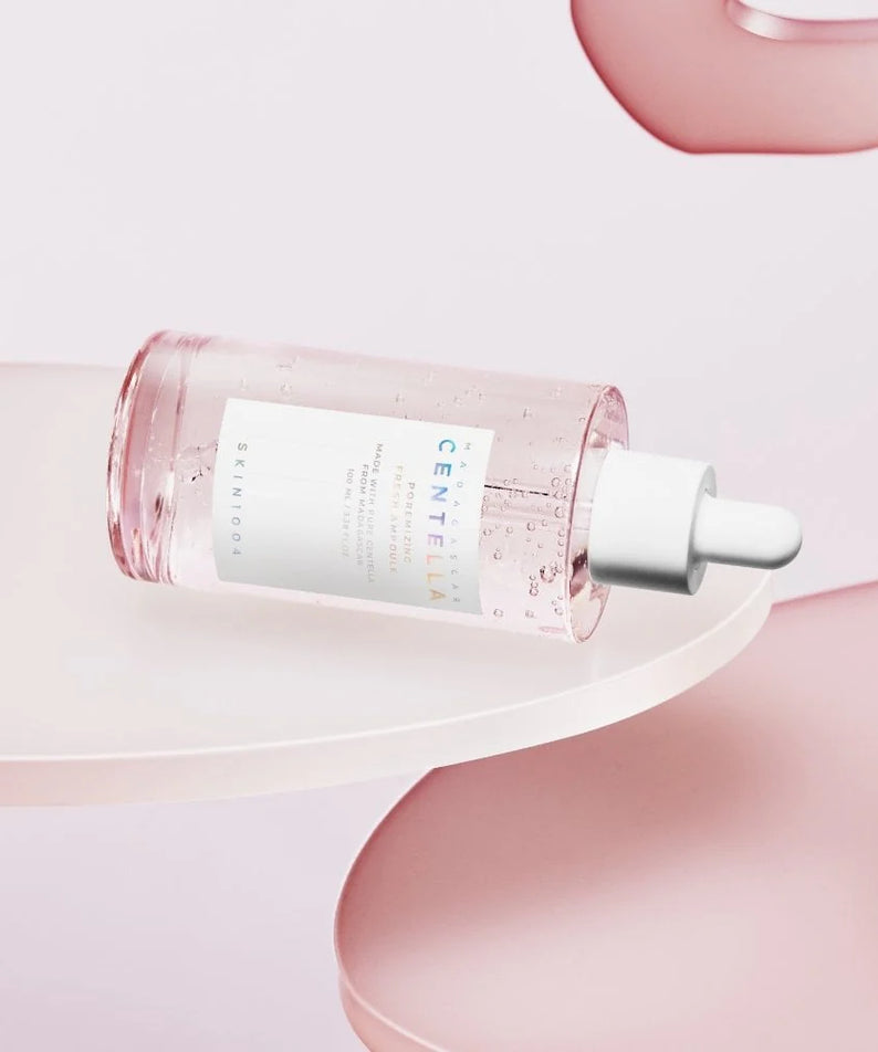 SKIN1004 Madagascar Centella Poremizing Fresh Ampoule 100ml de la marque SKIN1004, flacon rose sur fond pastel