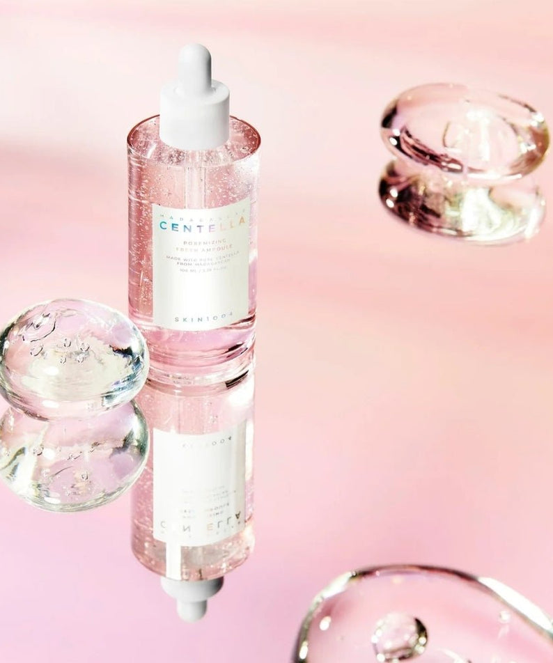 SKIN1004 Madagascar Centella Poremizing Fresh Ampoule 100ml, marque SKIN1004, flacon ampoule sur fond rose, contexte beauté