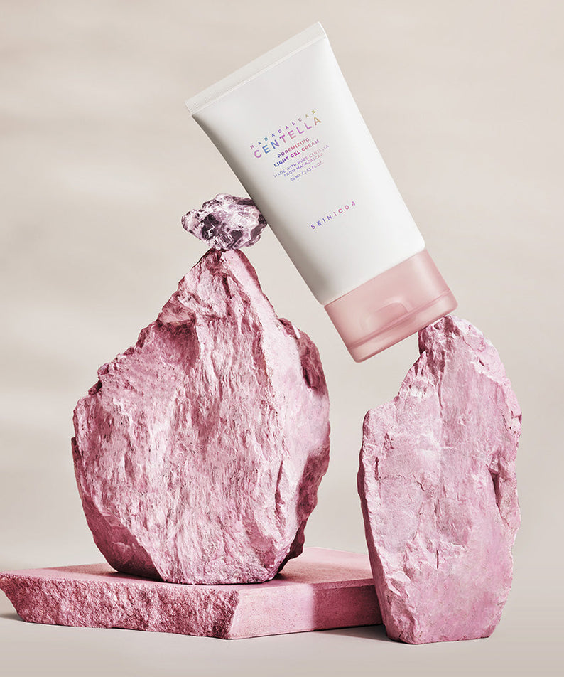 SKIN1004 Madagascar Centella Poremizing Light Gel Cream 75ml de SKIN1004, crème gel sur roches violettes, fond clair.