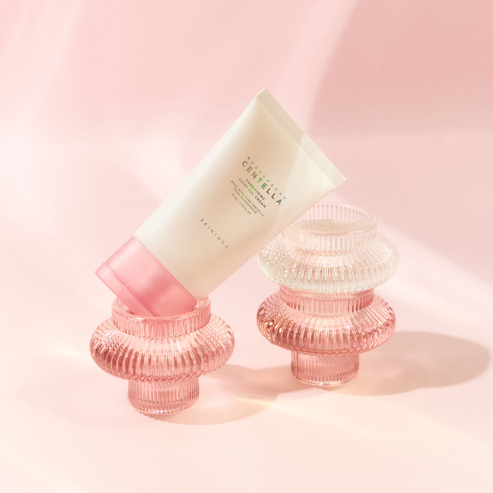 SKIN1004 Madagascar Centella Poremizing Light Gel Cream 75ml de SKIN1004, flacon sur fond rose pastel, ambiance spa.