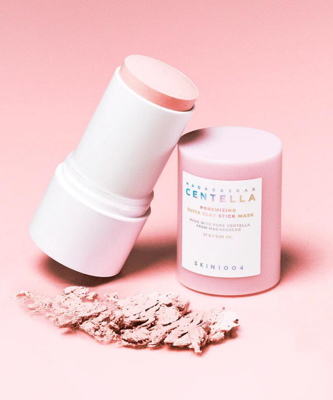 SKIN1004 Madagascar Centella Poremizing Quick Clay Stick Mask 27g, marque SKIN1004, sur fond rose avec bâton et pot de masque