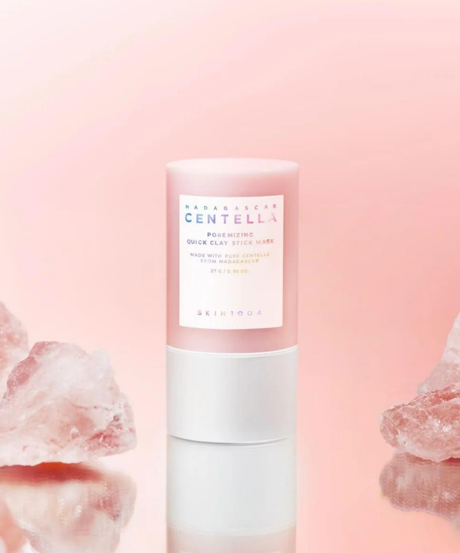 SKIN1004 Madagascar Centella Poremizing Quick Clay Stick Mask 27g, marque SKIN1004, stick sur fond rose avec cristaux.