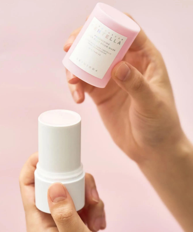 SKIN1004 Madagascar Centella Poremizing Quick Clay Stick Mask 27g, produit SKIN1004 en stick tenu sur fond rose clair