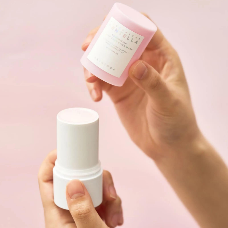 SKIN1004 Madagascar Centella Poremizing Quick Clay Stick Mask 27g, produit SKIN1004 en stick tenu sur fond rose clair