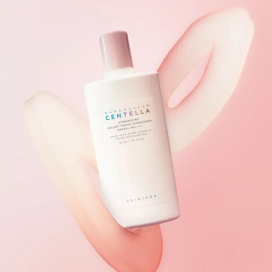 SKIN1004 Madagascar Centella Poremizing Velvet Finish Sunscreen 50ml de la marque SKIN1004, flacon sur fond rose, mains.