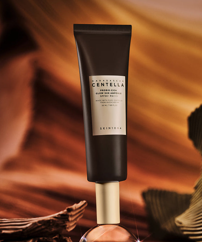 SKIN1004 Madagascar Centella Probio-cica Glow Sun Ampoule 50ml : tube sur fond naturel doré, ambiance estivale.