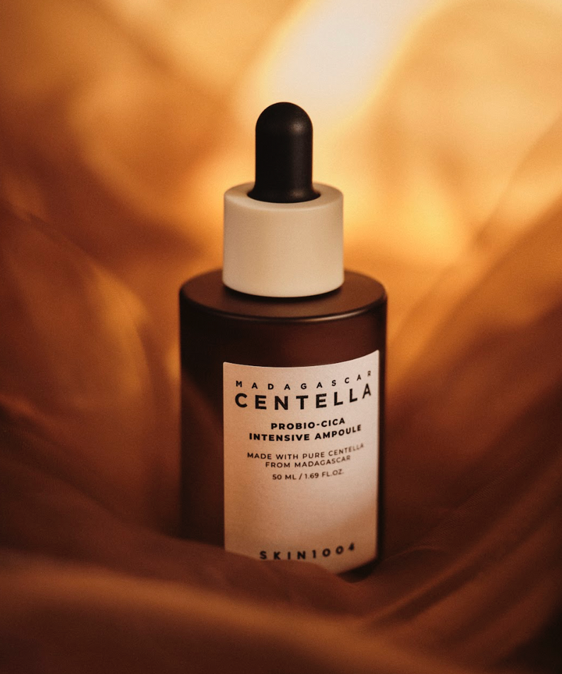 SKIN1004 Madagascar Centella Probio-cica Intensive Ampoule 95ml de la marque SKIN1004, sérum sur fond beige chaleureux.