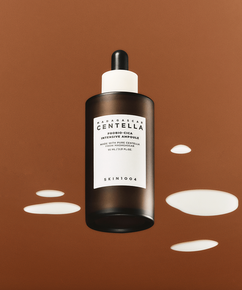 SKIN1004 Madagascar Centella Probio-cica Intensive Ampoule 95ml de SKIN1004 sur fond brun, flacons et formes lumineuses
