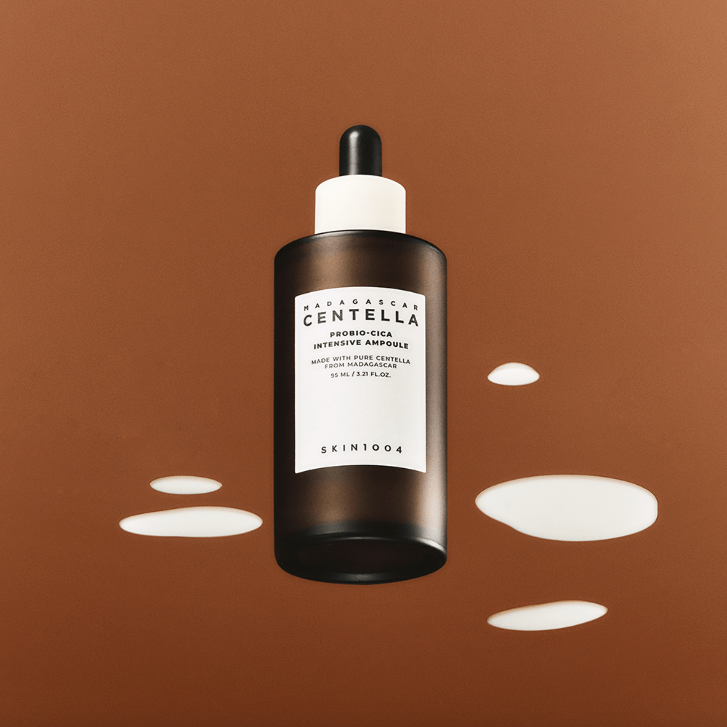 SKIN1004 Madagascar Centella Probio-cica Intensive Ampoule 95ml de SKIN1004 sur fond brun, flacons et formes lumineuses