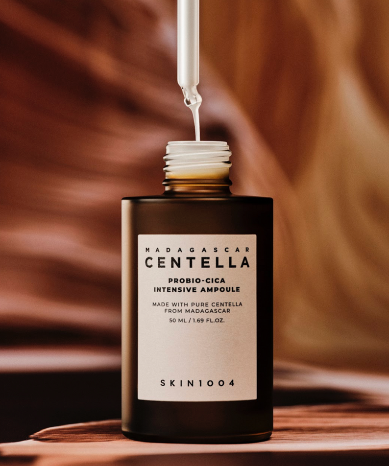 SKIN1004 Madagascar Centella Probio-cica Intensive Ampoule 95ml de la marque SKIN1004, flacon avec pipette sur fond chaud