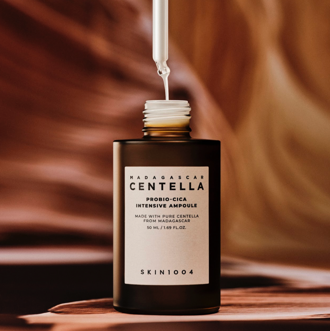SKIN1004 Madagascar Centella Probio-cica Intensive Ampoule 95ml de la marque SKIN1004, flacon avec pipette sur fond chaud