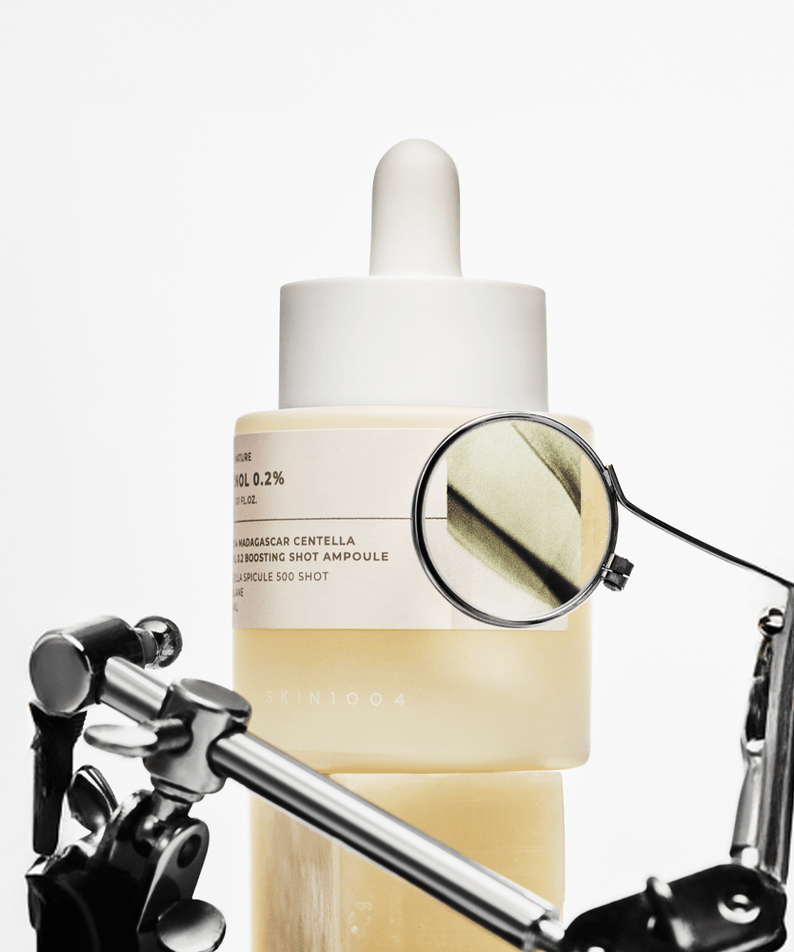SKIN1004 Madagascar Centella Retinol 0.2 Boosting Shot Ampoule 30ml de la marque SKIN1004 sur fond blanc, contexte beauté.