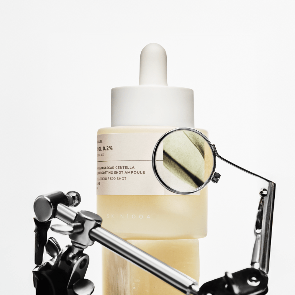 SKIN1004 Madagascar Centella Retinol 0.2 Boosting Shot Ampoule 30ml de la marque SKIN1004 sur fond blanc, contexte beauté.