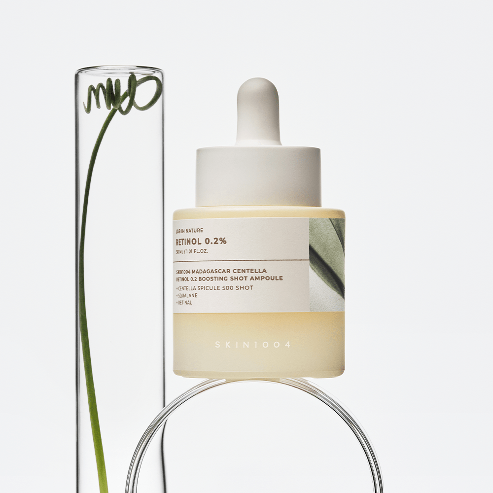 SKIN1004 Madagascar Centella Retinol 0.2 Boosting Shot Ampoule 30ml, flacon et packaging sur fond clair, herbes visuelles