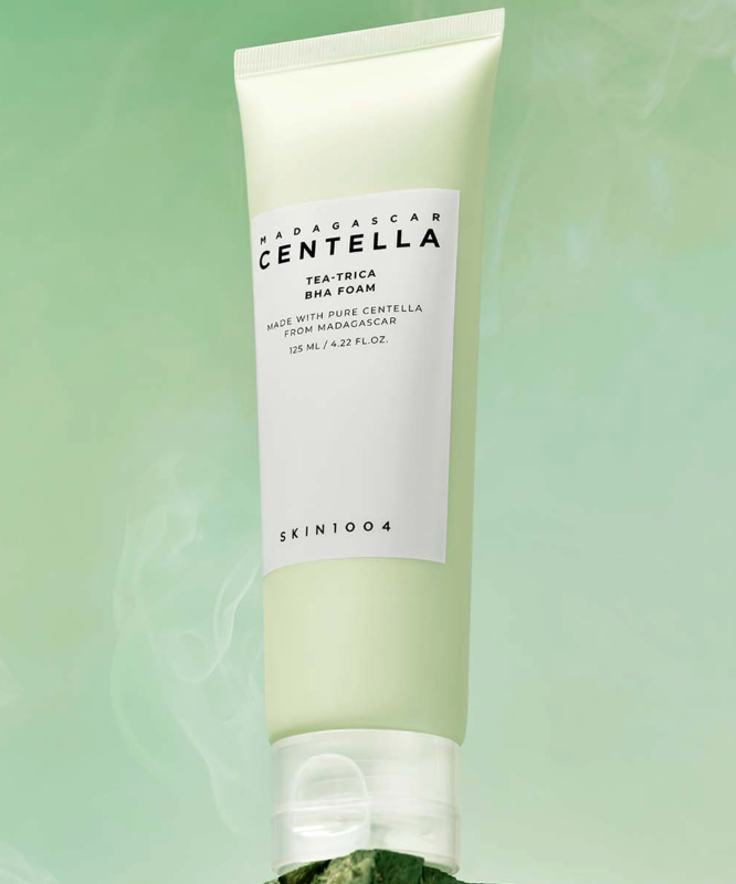 Décris l'image en français en mentionnant le produit, la marque et le contexte visuel: SKIN1004 Madagascar Centella Tea-trica BHA Foam 125ml