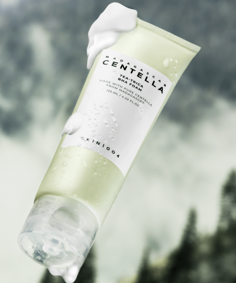 SKIN1004 Madagascar Centella Tea-trica BHA Foam 125ml, marque SKIN1004, tube crème sur fond nature flou, contexte spa