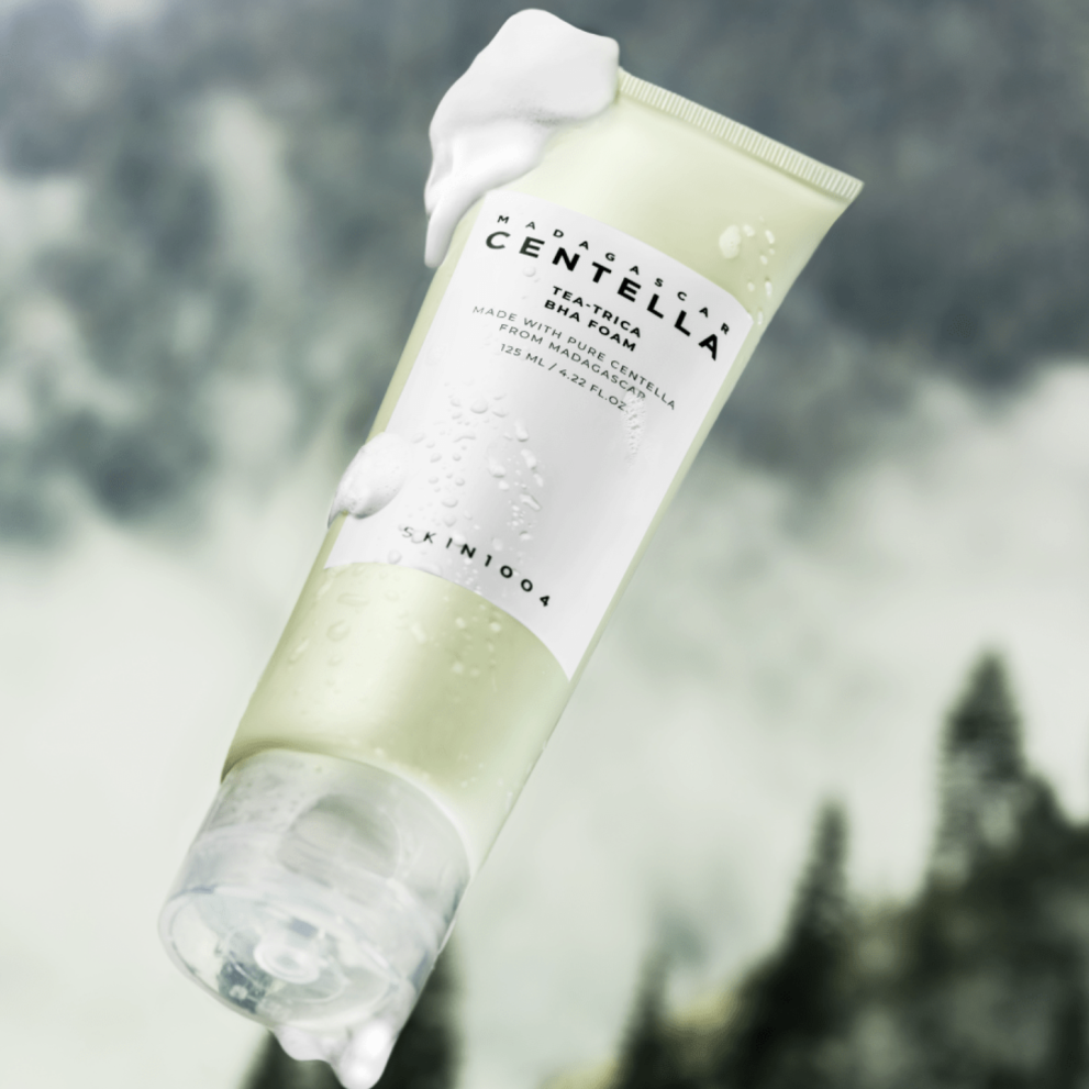 SKIN1004 Madagascar Centella Tea-trica BHA Foam 125ml, marque SKIN1004, tube crème sur fond nature flou, contexte spa