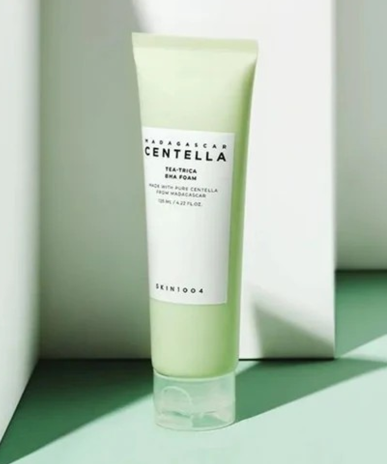 SKIN1004 Madagascar Centella Tea-trica BHA Foam 125ml, tube de mousse BHA sur fond vert, marque SKIN1004 en vitrine.