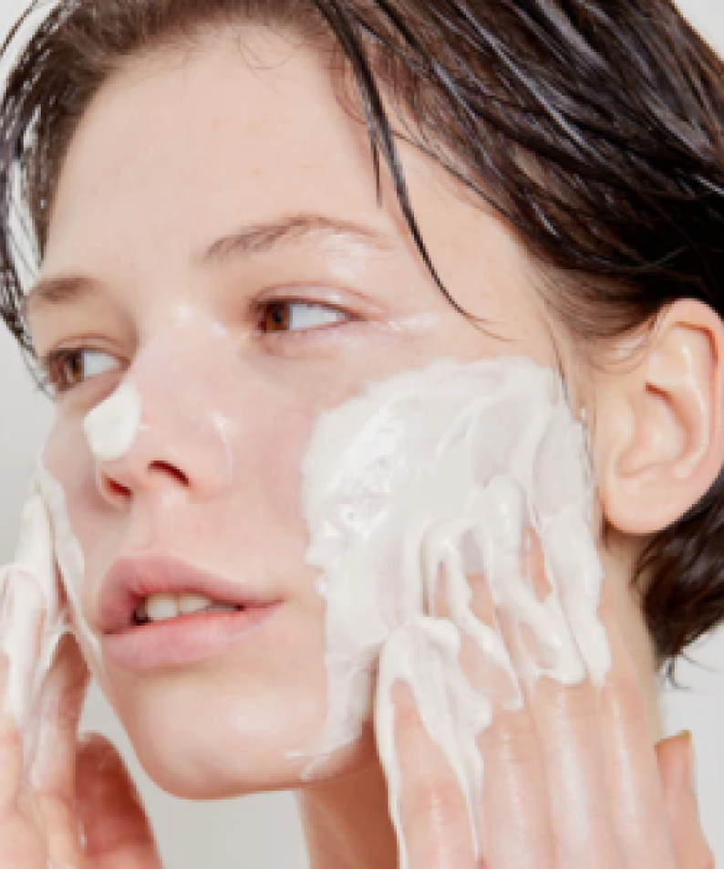 SKIN1004 Madagascar Centella Tea-trica BHA Foam 125ml : femme applique une mousse au centella, marque en contexte soins visage.